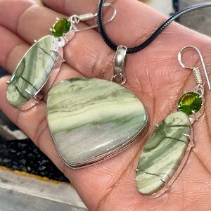 Healerite Noble Serpentine Pendant & Earrings Set